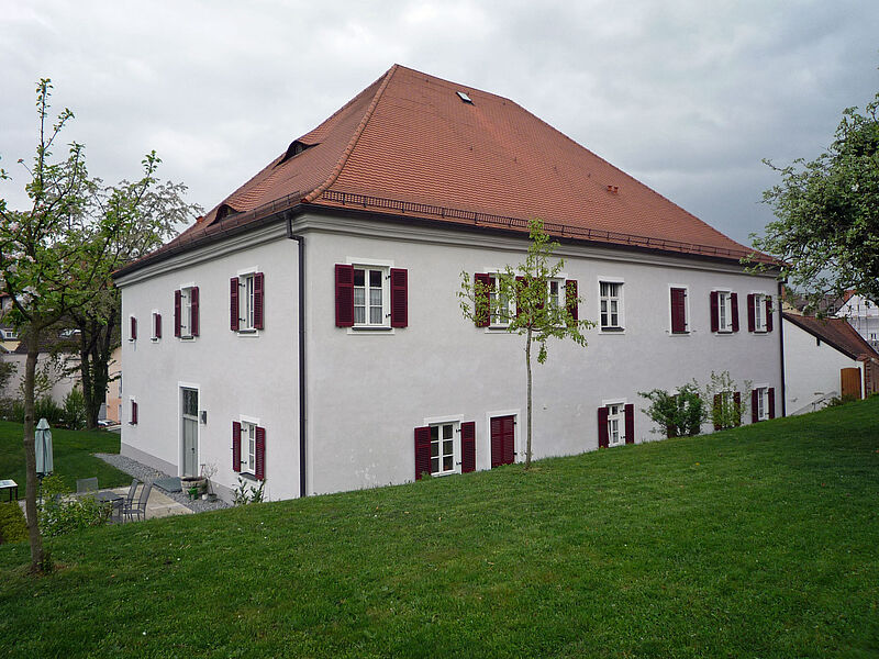 Außenansicht Pfarrhaus St. Johann in Dingolfing